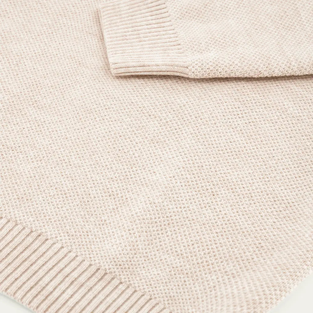 Macro de la laine naturelle du Pull Youri, poignet côtelé et bord-côte de bas en gros plan