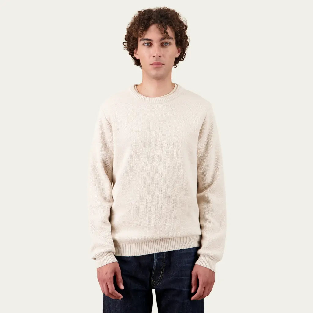 Pull Youri en laine Naturel porté de face, encolure ronde et bas côtelé sur la taille