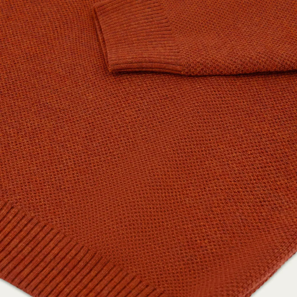 Détail de la maille piquée du Pull Youri orange rouille, poignet et bas de pièce en bords-côtes 2x2