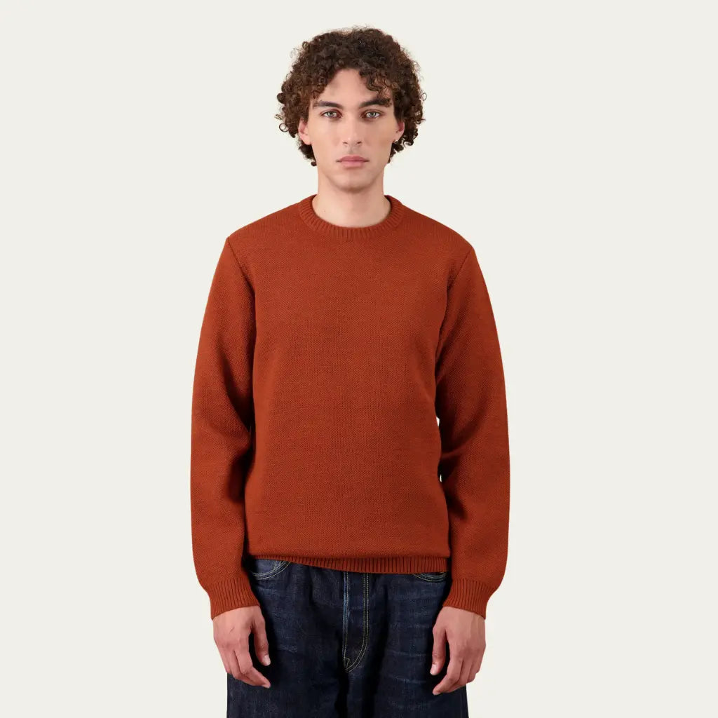 Pull Youri Nitto Knitwear orange rouille porté de face sur un jean brut