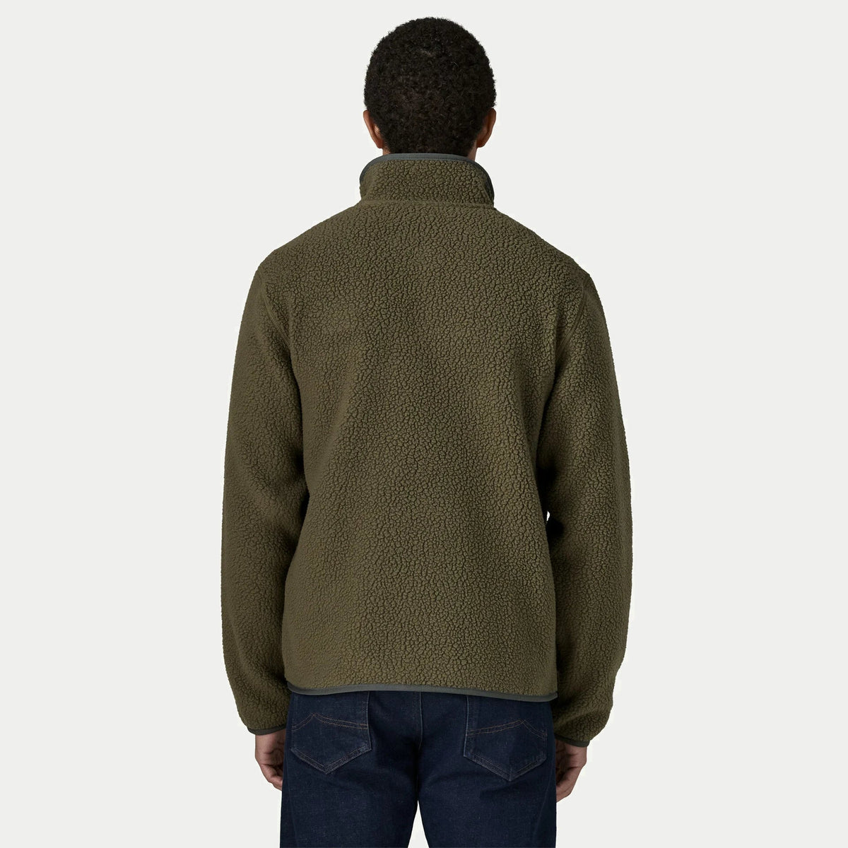 Dos de la veste polaire Retro Pile Patagonia en sherpa vert olive, bas et poignets bordés de gris ardoise