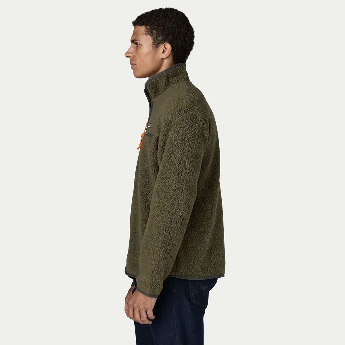 Veste polaire Retro Pile Patagonia vert olive vue de profil, manche raglan et empiècement d'épaule en polaire lisse