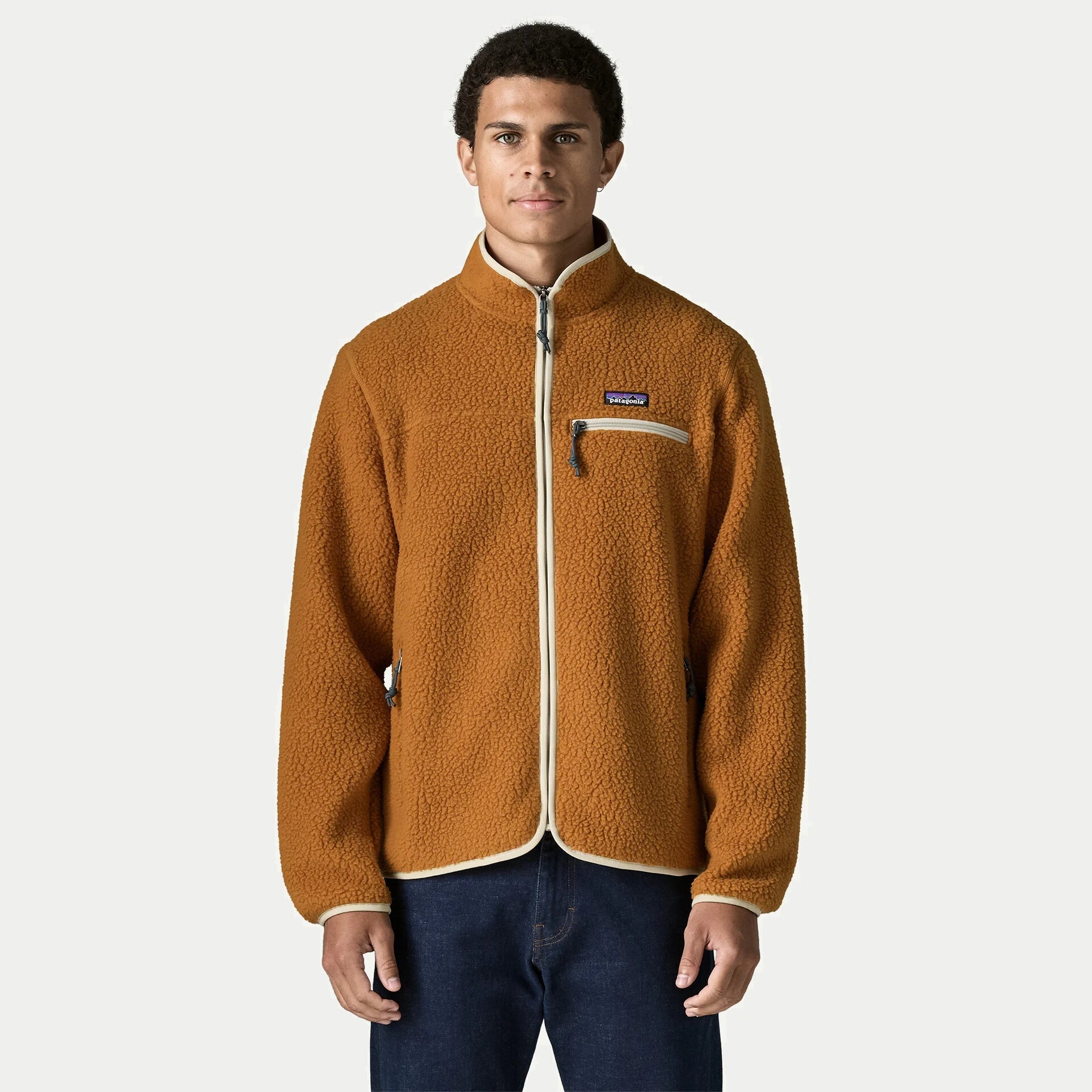 Veste polaire Retro Pile Cinnamon Brown Patagonia portée de face, col montant zippé et poche poitrine à ruban crème