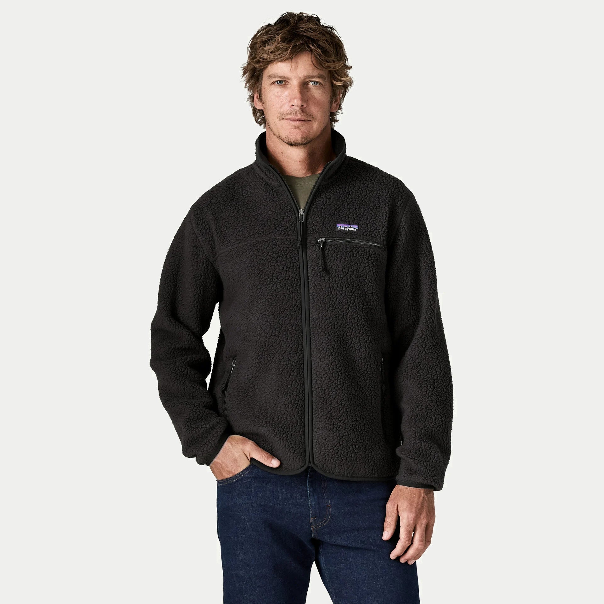Veste polaire Retro Pile noire portée de face, zip entrouvert au col montant, coupe regular et bas droit