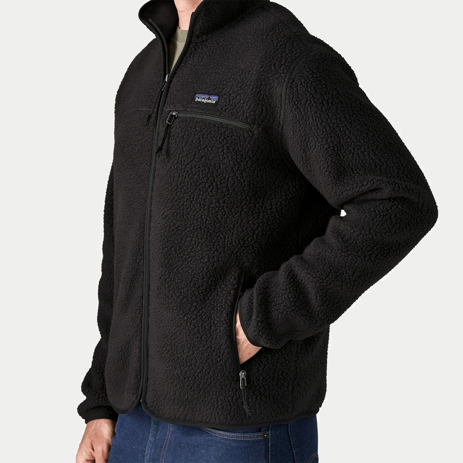 Gros plan trois-quarts sur la veste polaire Retro Pile Patagonia noire : maille sherpa bouclée, zip ton sur ton