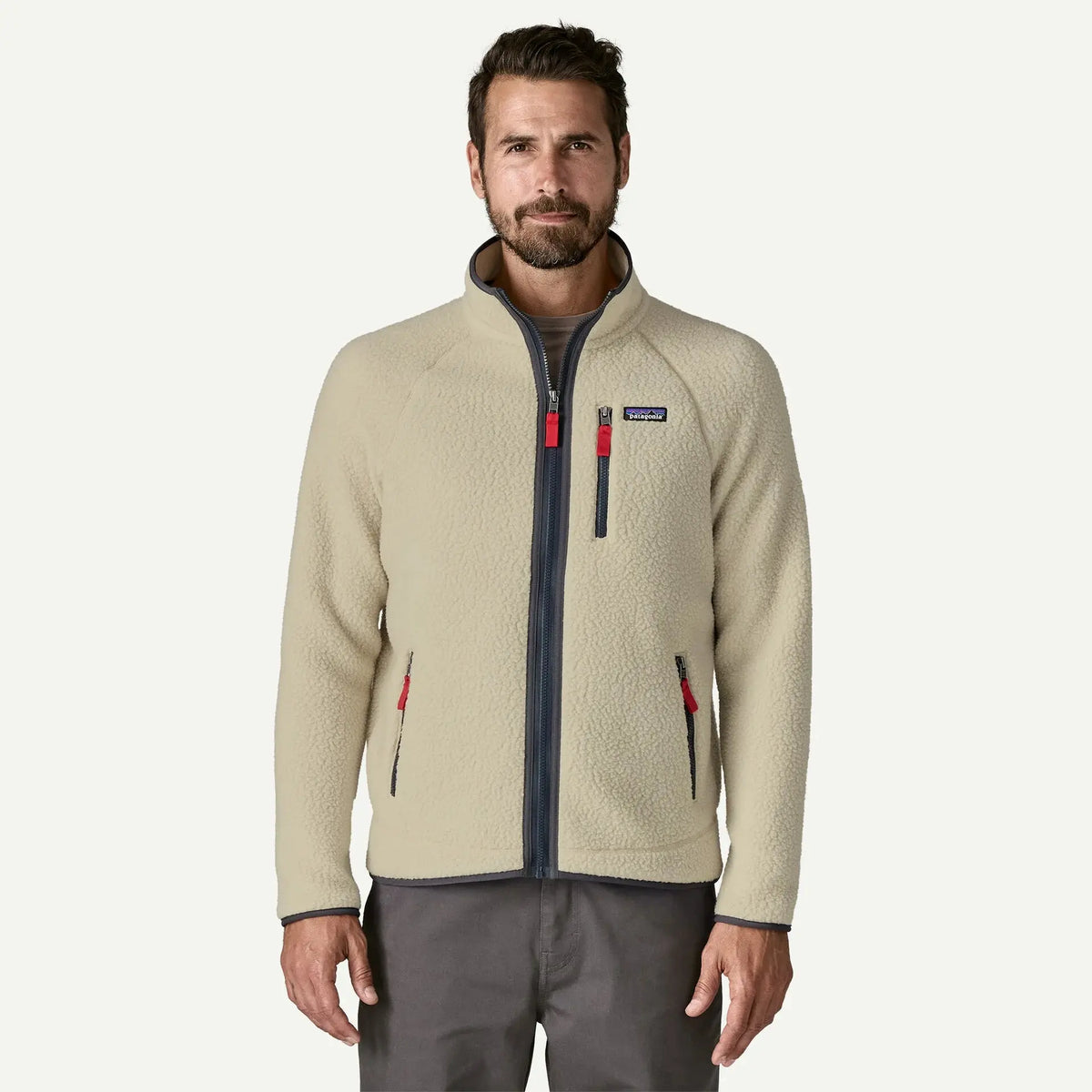 Retro Pile Jacket Pelican porté de face, zip bleu ardoise et tirettes rouges sur sherpa écru