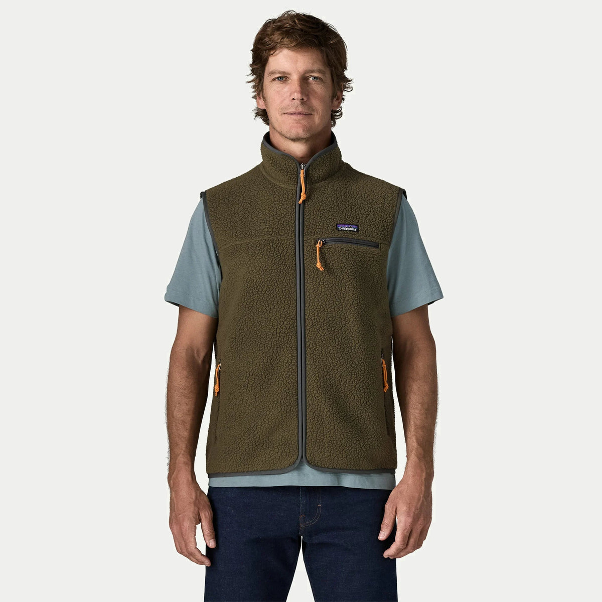 Gilet Retro Pile Basin Green porté de face, zip intégral dissimulé et étiquette Patagonia sur la poitrine