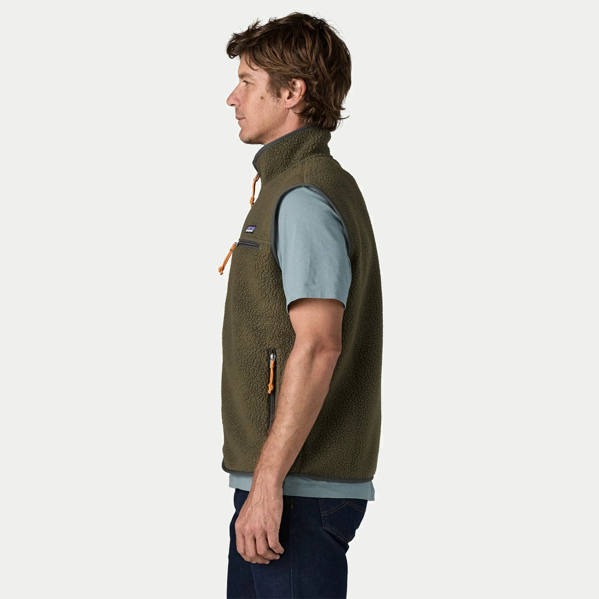 Gilet Retro Pile Basin Green vu de profil, poche poitrine zippée à tirette orange