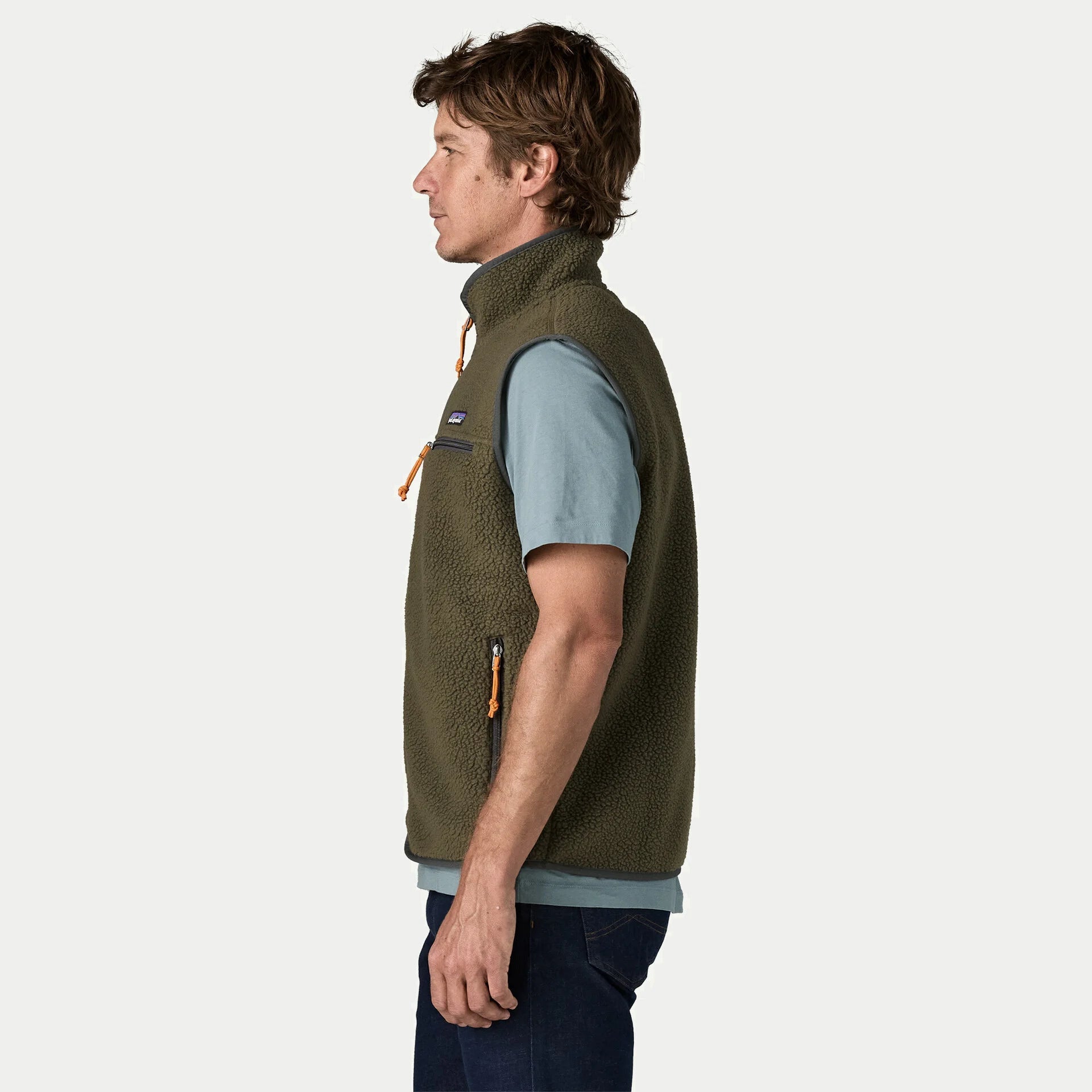 Gilet Retro Pile Basin Green vu de profil, poche poitrine zippée à tirette orange
