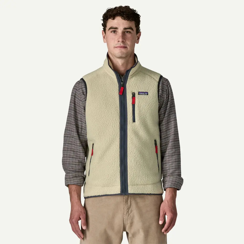 Gilet polaire Retro Pile Pelican Patagonia porté de face par-dessus une chemise à carreaux, col montant fermé