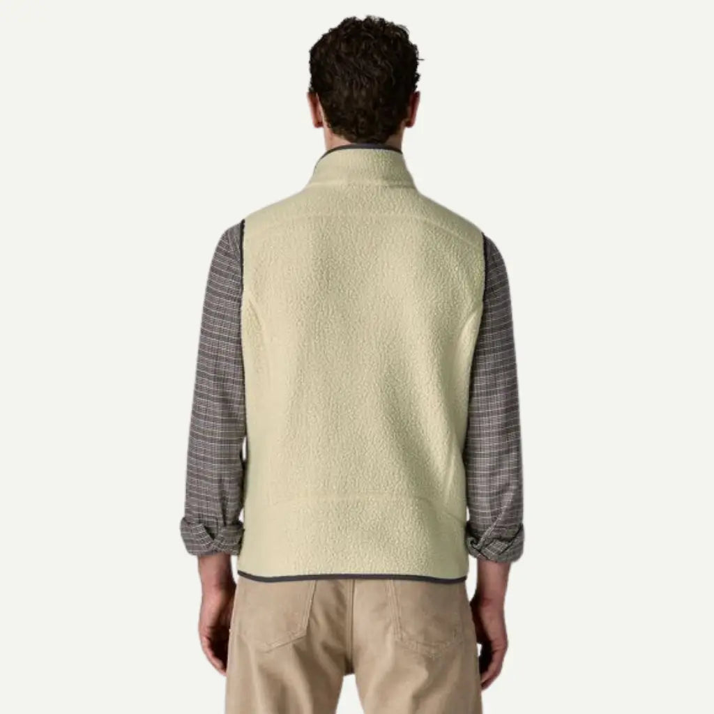 Gilet polaire Retro Pile Pelican Patagonia vu de dos, emmanchures et base bordées de bleu ardoise