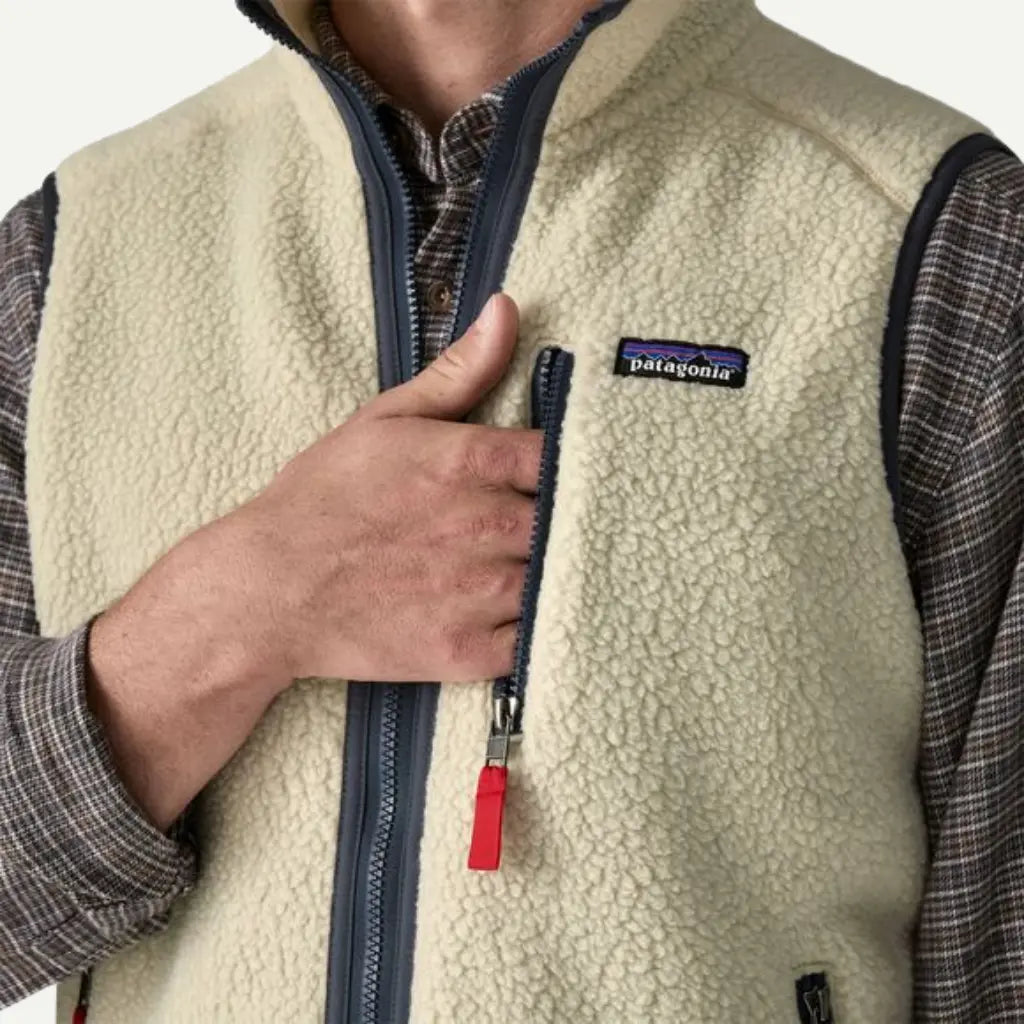 Poche poitrine zippée et étiquette Patagonia sur le gilet Retro Pile Pelican, tirette rouge en sangle