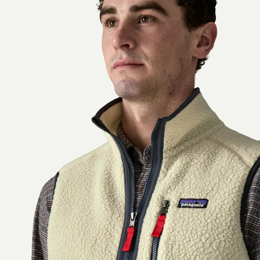 Col montant du gilet Retro Pile Pelican Patagonia, biais bleu ardoise et deux tirettes rouges au zip