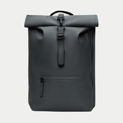 Sac à dos Rolltop Rucksack Gris Foncé Rains - packshot face, rabat roulé, sangle ton sur ton et poche zippée horizontale