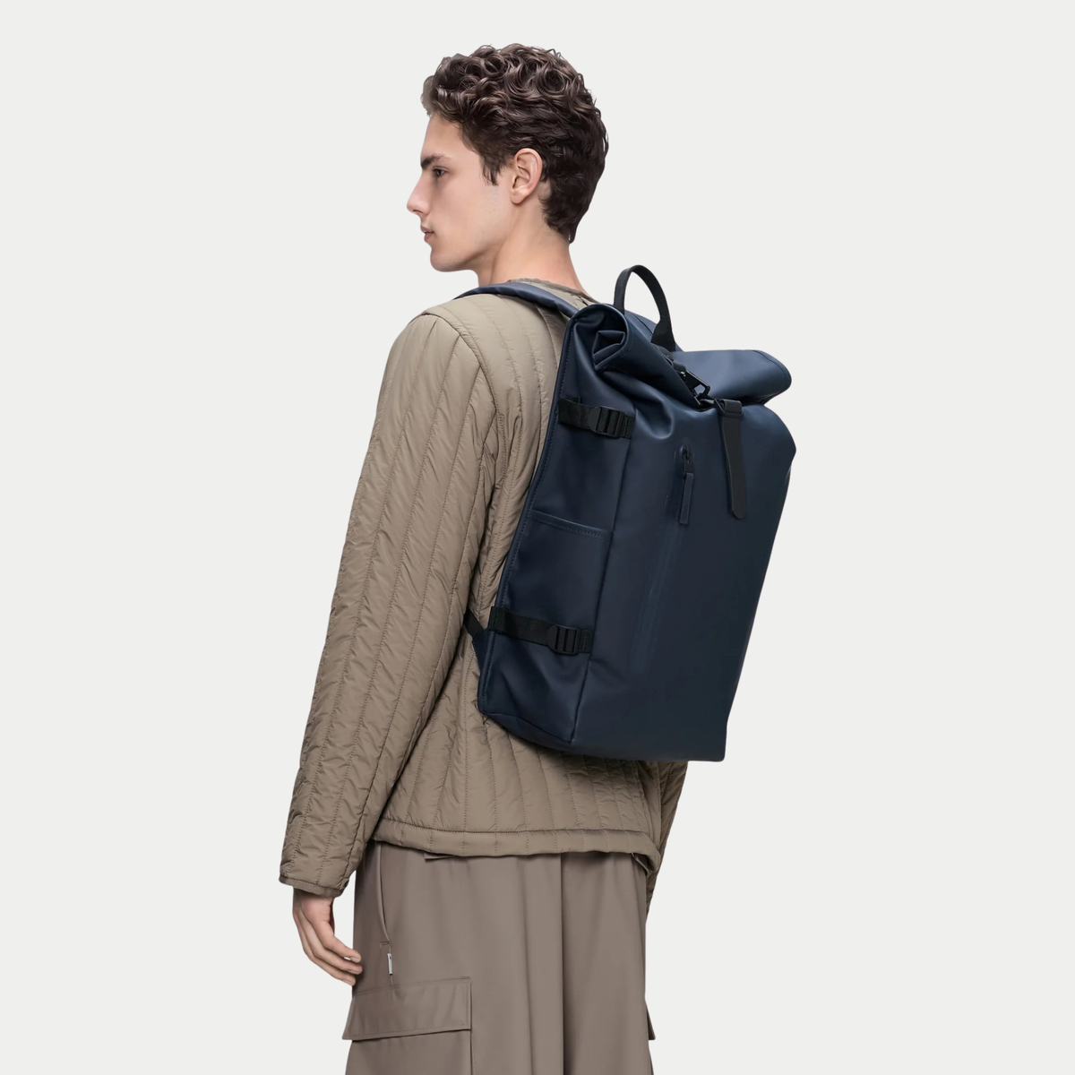 Sac à dos Rolltop Rucksack Large Bleu Marine Rains - porté sur une épaule, rabat roulé