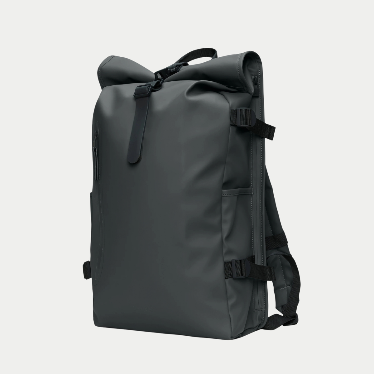 Sac à dos Rolltop Rucksack Large Gris Foncé Rains - vue trois quarts, poche latérale plaquée et sangles de compression