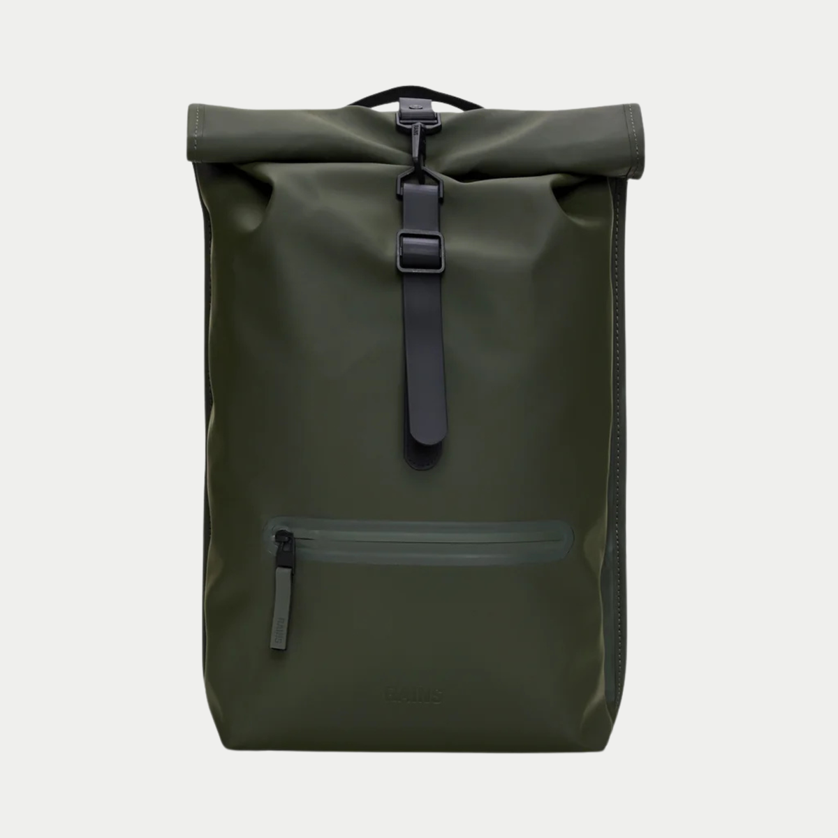 Sac à dos Rolltop Rucksack Vert Rains - packshot face, rabat roulé et sangle à mousqueton noire
