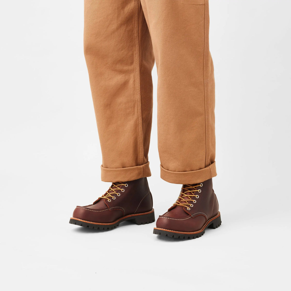 Roughneck Moc Toe Briar Oil Slick Red Wing - bottines portées avec un pantalon en toile beige