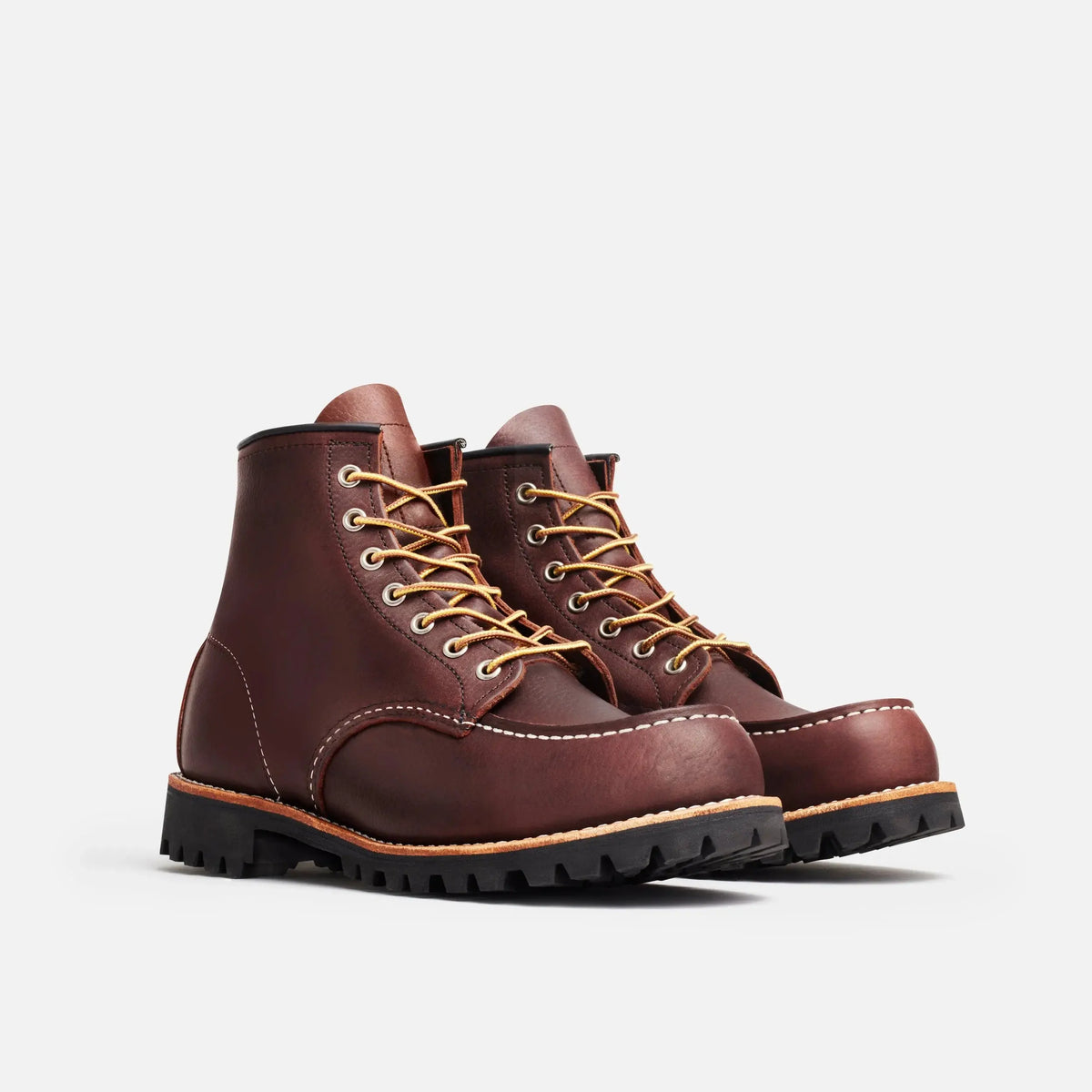 Roughneck Moc Toe Briar Oil Slick Red Wing - paire vue trois-quarts, cuir brun et semelle crantée noire