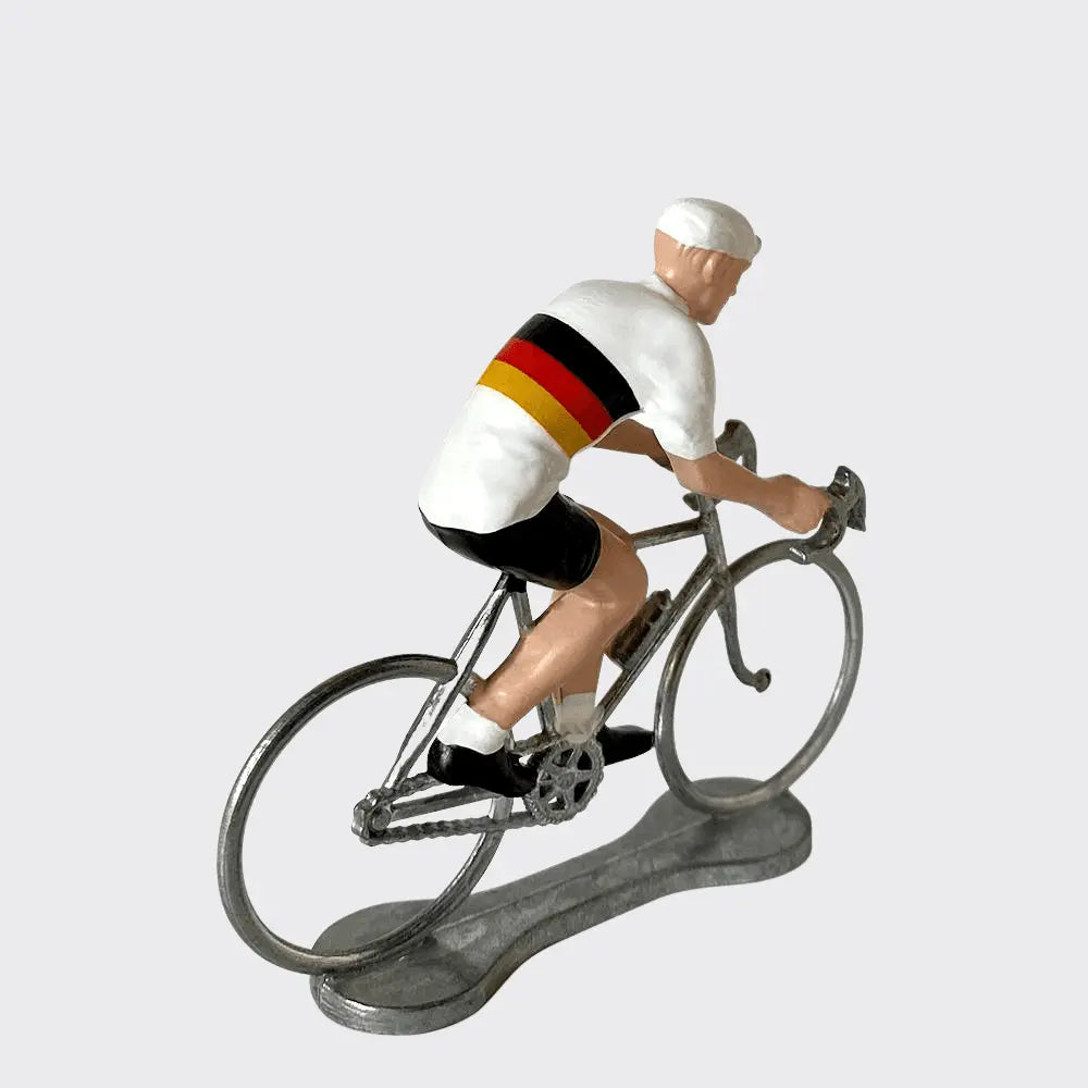 Figurine du rouleur allemand vue de trois quarts arrière, bande tricolore dans le dos et cuissard noir