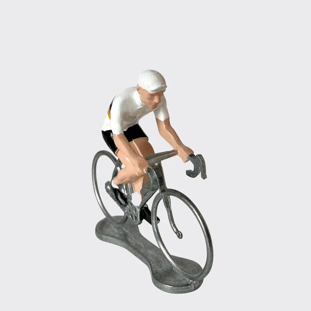 Figurine du rouleur allemand en plongée de trois quarts avant, mains au cintre et vélo sur socle