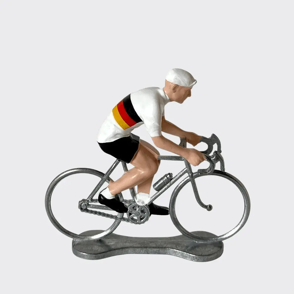 Figurine de cycliste en métal peint en position de rouleur, maillot blanc à bande noir rouge or, profil