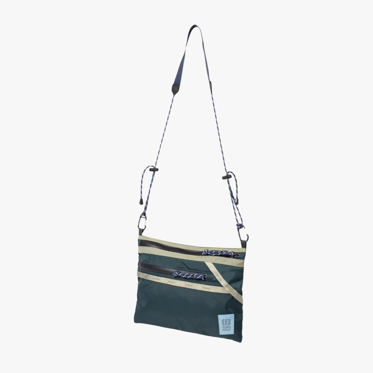Sacoche Mountain suspendue de trois quarts, zips horizontaux, sangle kaki et mousquetons métal