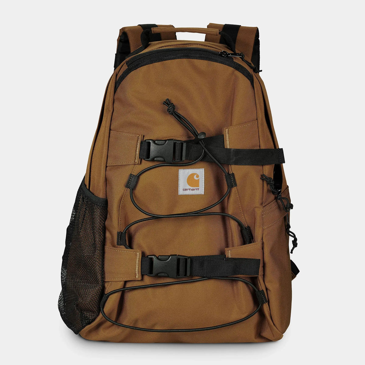 Sac à dos Kickflip brun caramel de face, sangles à clip noires, cordon élastique et étiquette Carhartt
