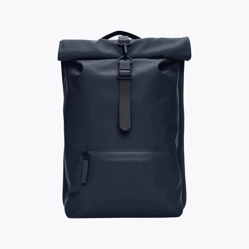 Rolltop Rucksack Bleu Marine de face, rabat roulé sanglé et poche zippée horizontale