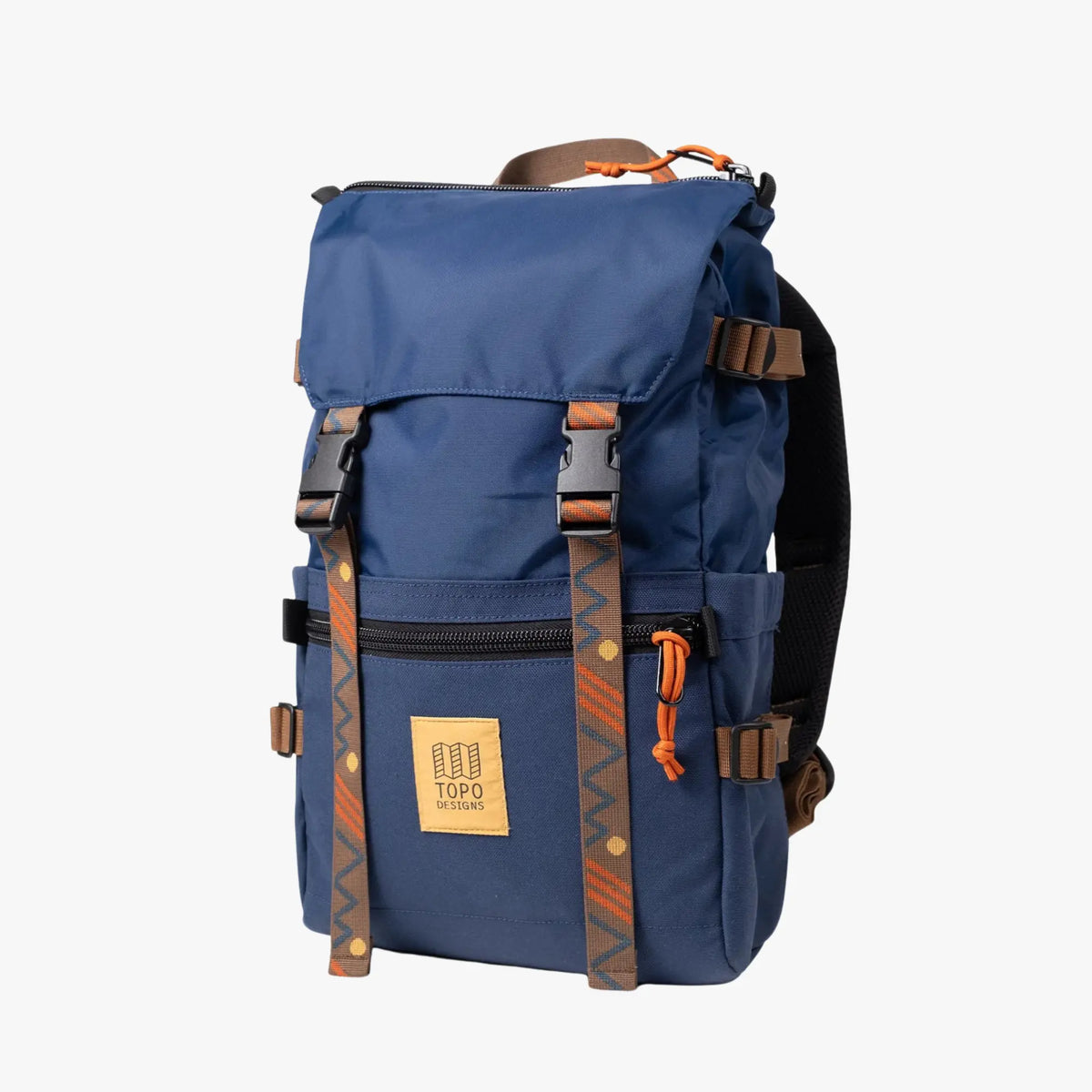 Sac à dos Rover bleu marine de trois quarts, poche zippée avant, étiquette Topo Designs et dos matelassé