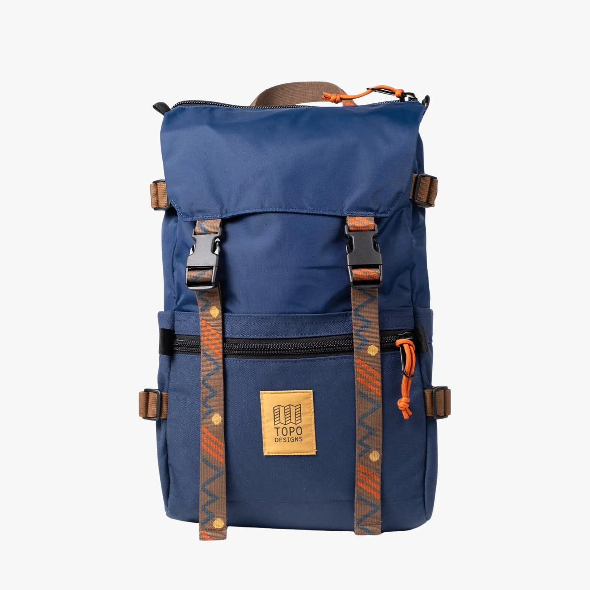 Sac à dos Rover 20 L en toile bleu marine, rabat à boucles, sangles camel et tirettes orange, de face