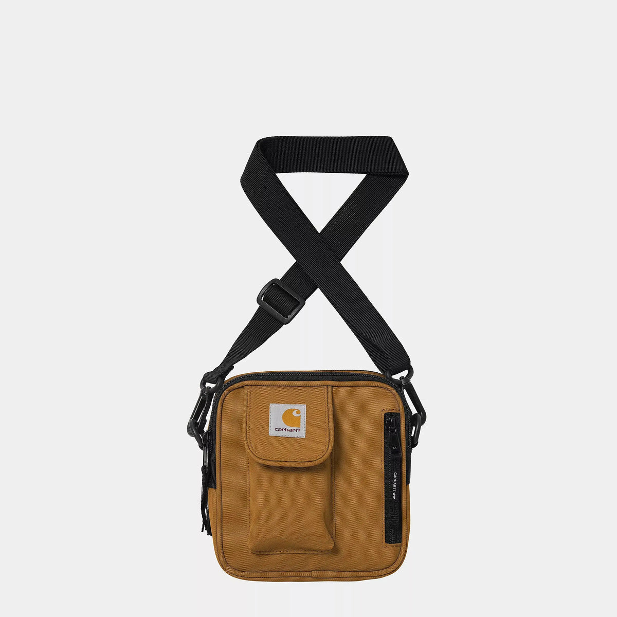 Sacoche Essentials Bag brun caramel de face : poche plaquée à rabat, étiquette logo et bandoulière noire croisée