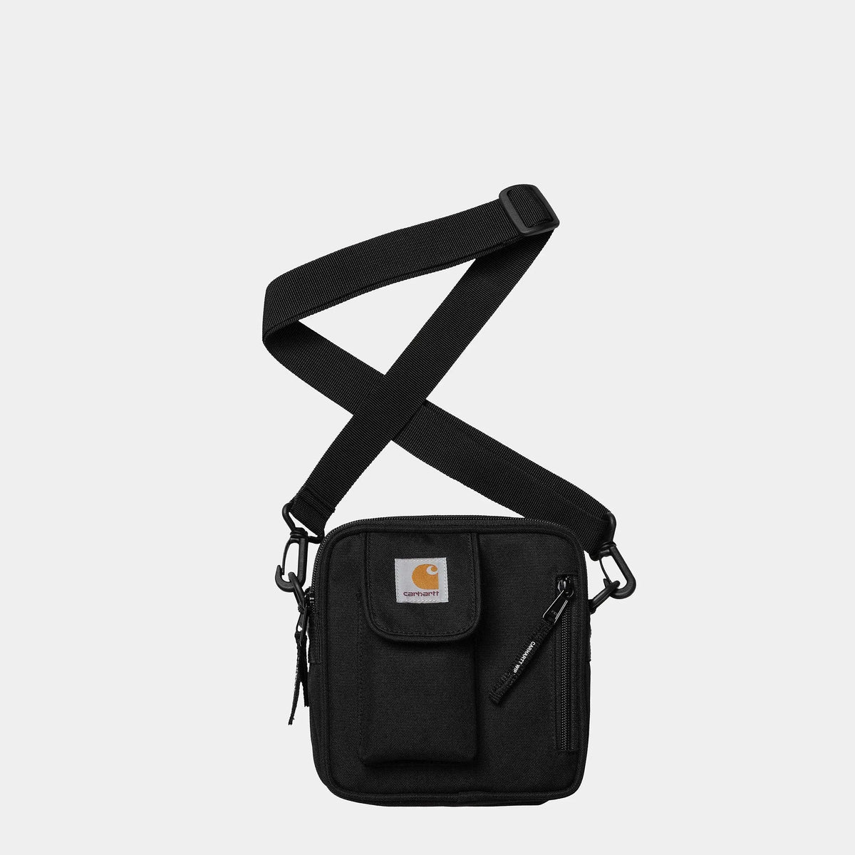 Sacoche Essentials Bag Black Carhartt WIP de face, bandoulière ajustable et poche avant à rabat