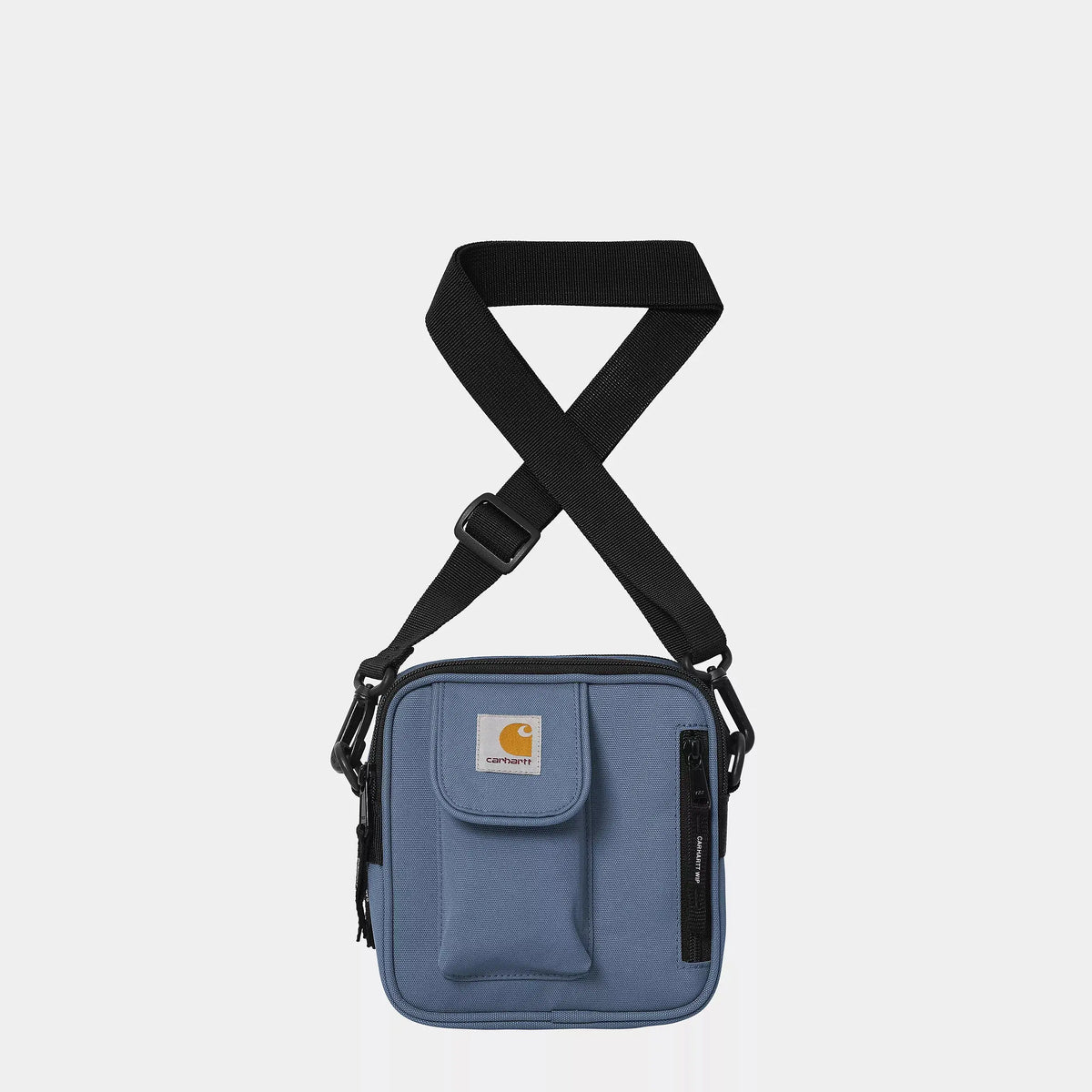 Sacoche Essentials Bag Sorrent Carhartt WIP en toile bleu ardoise, vue de face, bandoulière noire croisée au-dessus