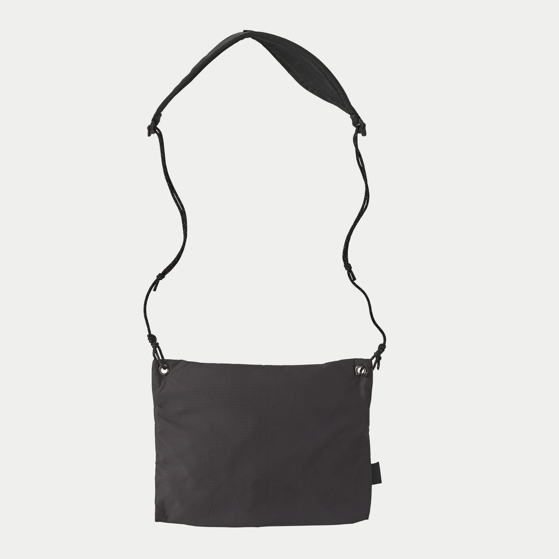 Sacoche Terravia 3L noire Patagonia, dos lisse en ripstop, œillets métalliques et cordon réglable à nœuds