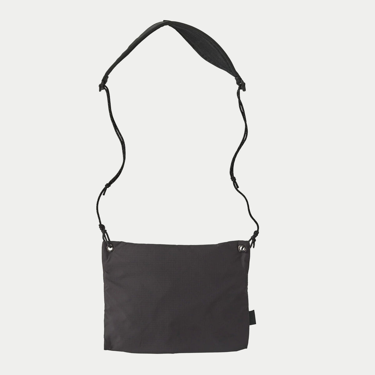 Sacoche Terravia 3L noire Patagonia, dos lisse en ripstop, œillets métalliques et cordon réglable à nœuds