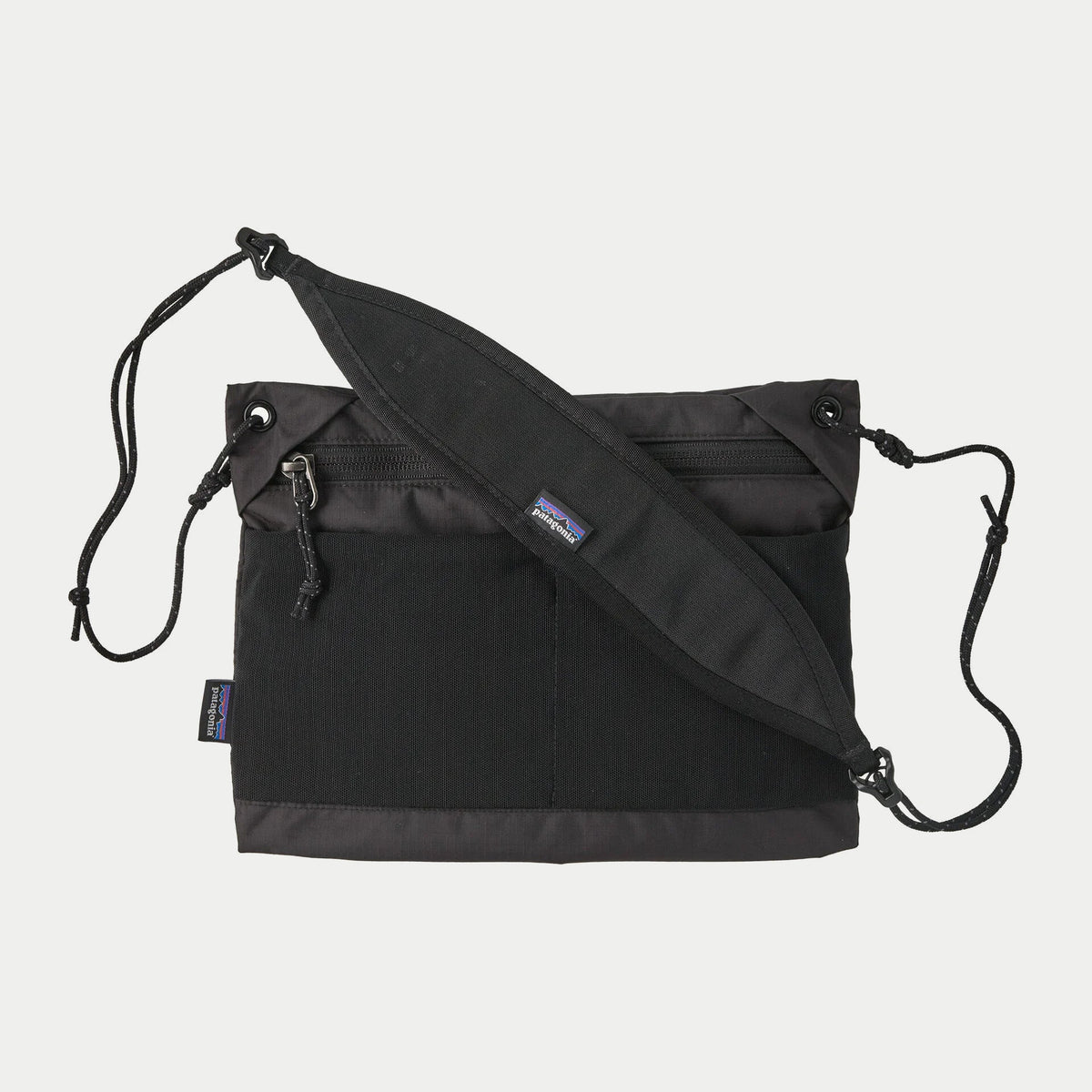 Sacoche Terravia 3L noire Patagonia, face avant : zip horizontal, deux poches filet et bandoulière sangle plate