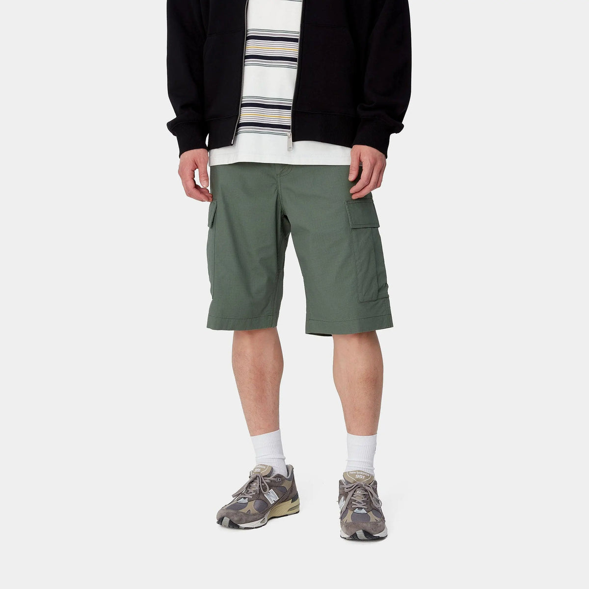 Short cargo kaki grisé porté de face, coupe regular à taille basse et rabats fermés sur les deux cuisses
