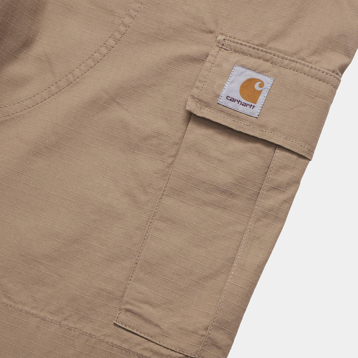 Macro sur la poche cargo du Short Cargo Leather Rinsed, armure ripstop quadrillée et Square Label tissé