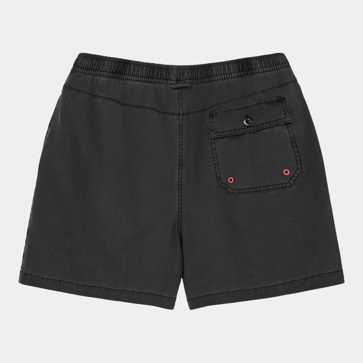 Dos du Short de Bain Sandbar anthracite, poche à rabat boutonnée et œillets d'évacuation rouges