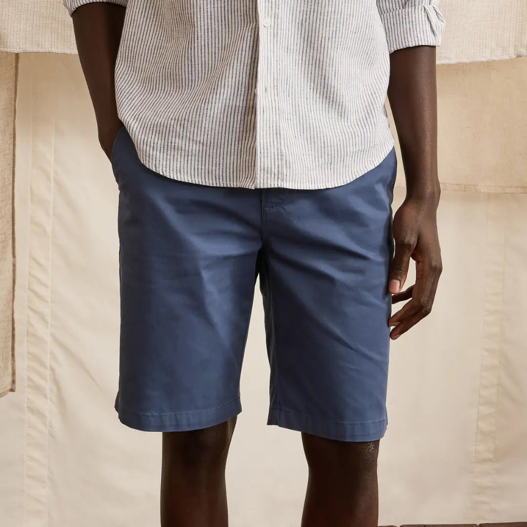 Short Saulieu bleu marine porté de face, coupe droite s'arrêtant au-dessus du genou