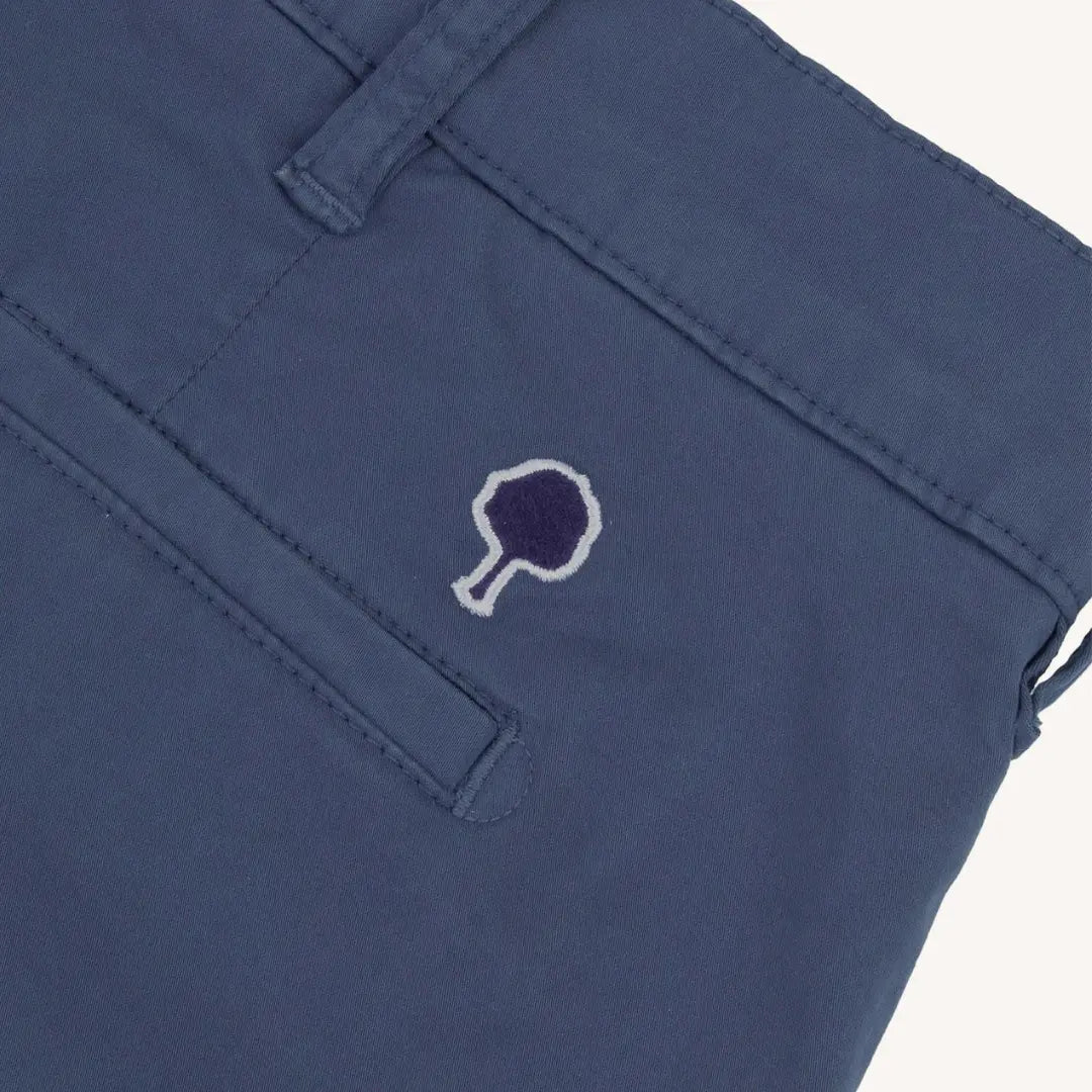 Détail arrière du short Saulieu : poche passepoilée et broderie arbre cerclée de blanc