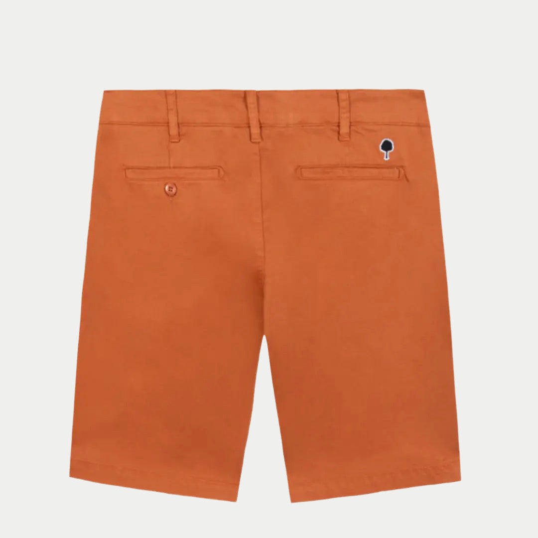 Dos du short Saulieu brique à plat, deux poches passepoilées et broderie arbre