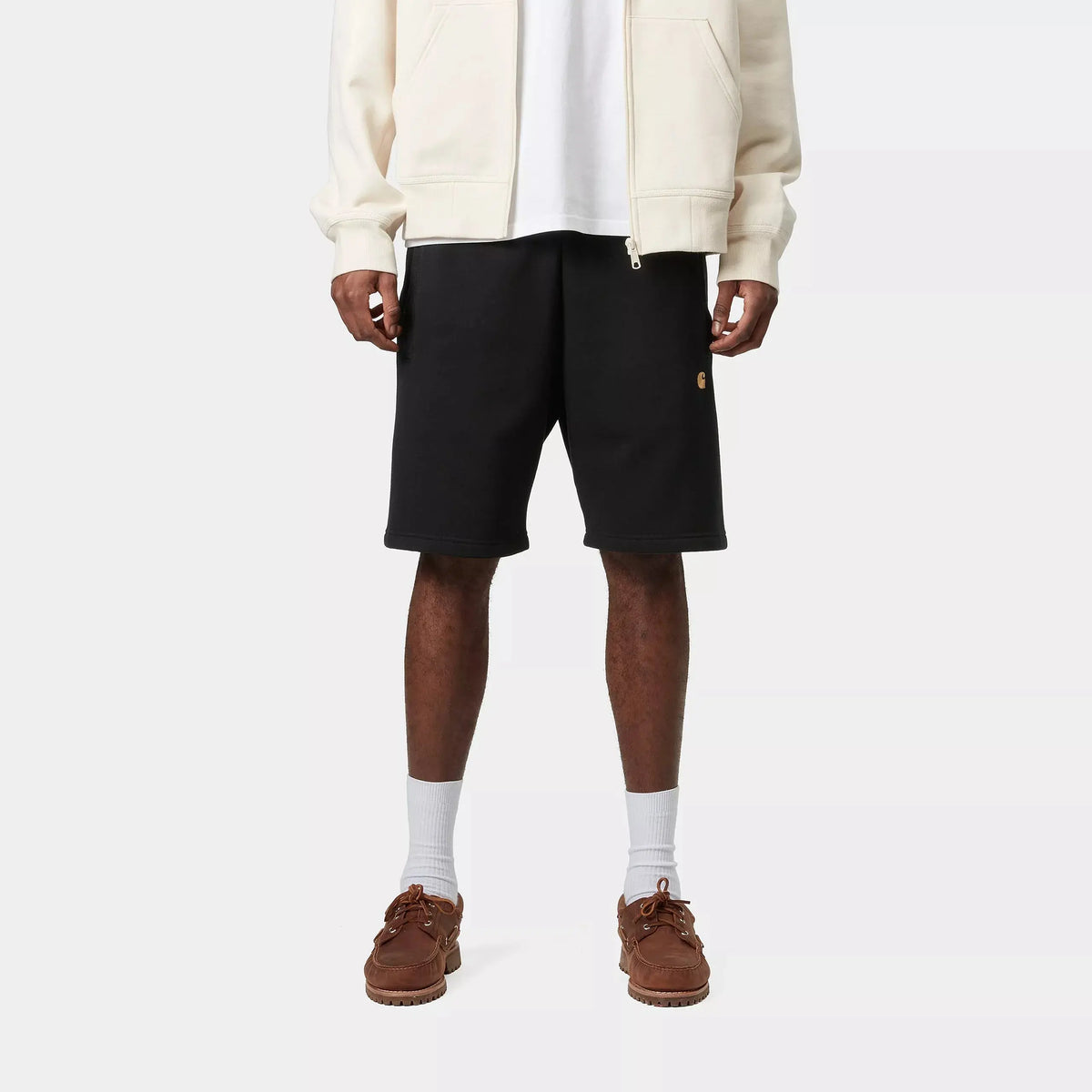 Short Sweat Chase noir porté de face, ceinture élastique apparente et jambes droites en molleton de coton