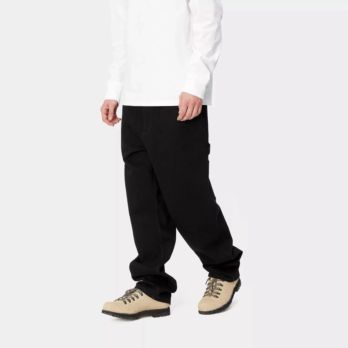 Single Knee Pant Noir Rinsed de profil, poche règle latérale et jambe droite qui s'empile sur la chaussure