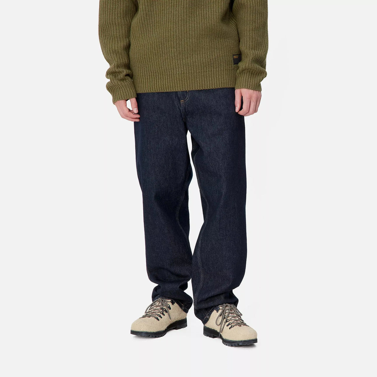Single Knee Pant Blue Rinsed porté de face, denim indigo profond et jambe droite de coupe franchement workwear