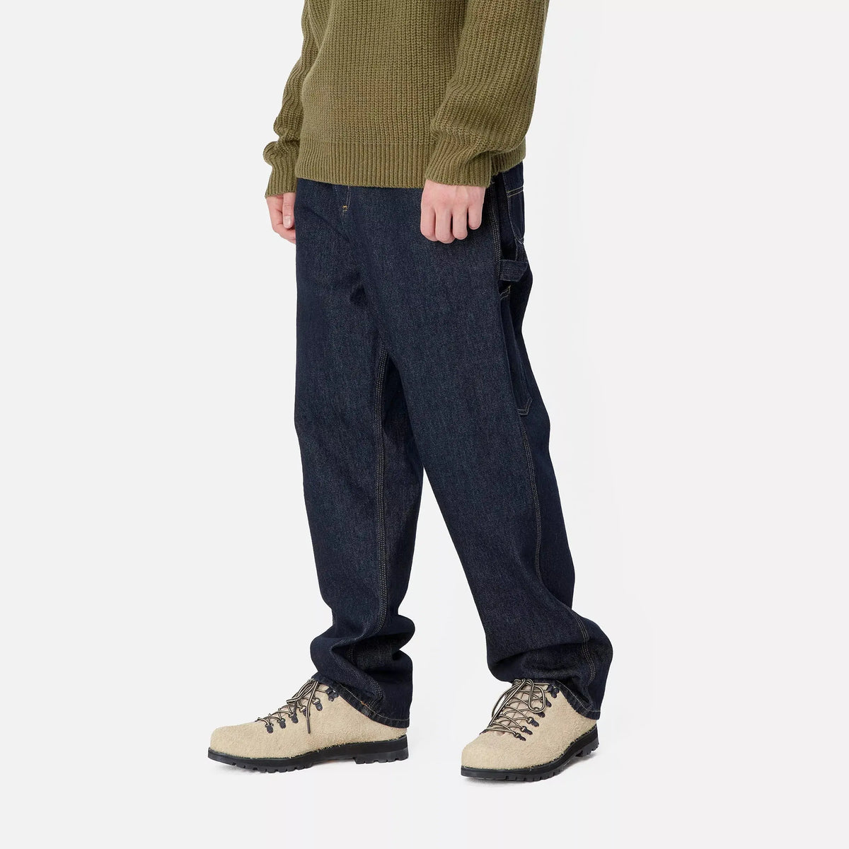 Single Knee Pant Blue Rinsed de trois quarts, poche règle latérale et surpiqûres claires tranchant sur l'indigo