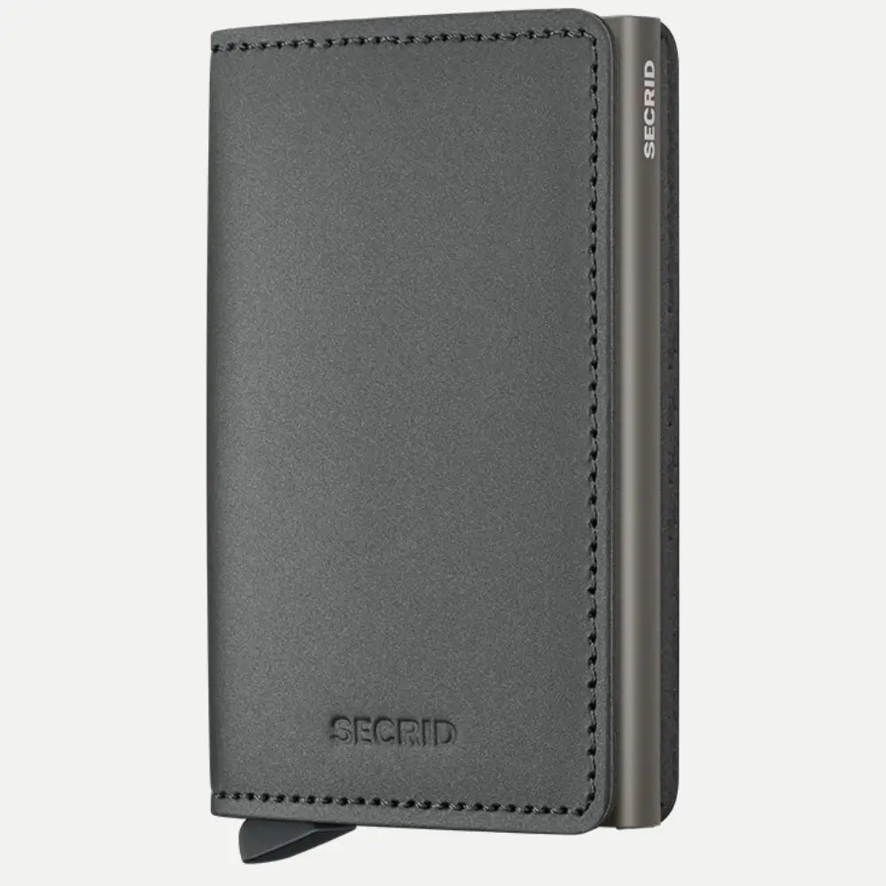 Portefeuille plat en cuir gris anthracite mat debout de face, boîtier acier en tranche
