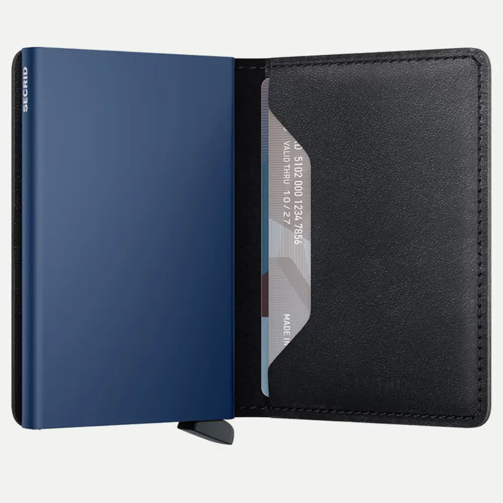 Portefeuille noir ouvert, boîtier bleu marine mat et carte glissée dans le rabat cuir