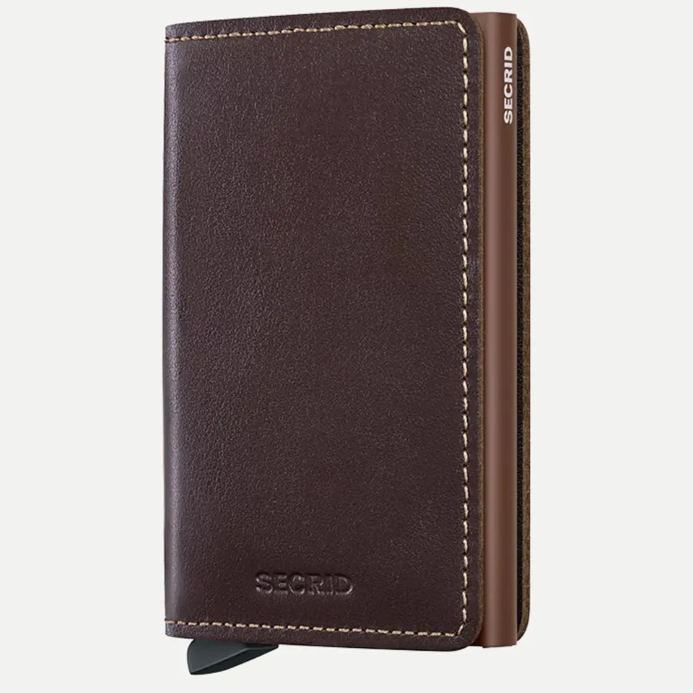 Portefeuille plat en cuir brun chocolat à surpiqûres beiges, boîtier brun clair en tranche